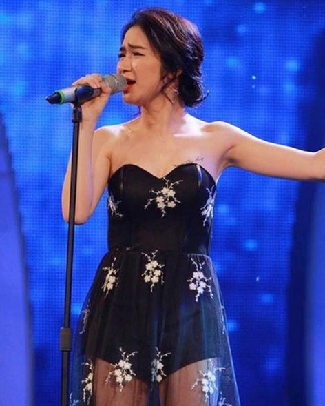 Hoà Minzy nhiều lần để lộ hình xăm tên người yêu khi diện trang phục hở vai. Tuy yêu nhau là thế nhưng mối tình của Hòa Minzy và Công Phượng không nhận được nhiều ủng hộ từ cả gia đình và người hâm mộ.