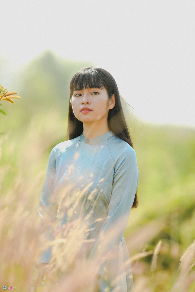 "Tôi thấy những cặp yêu lâu hay cãi nhau những chuyện lặt vặt. Nên tôi thích người đàn ông nào mà chững chạc và trưởng thành”, cô tâm sự thêm.