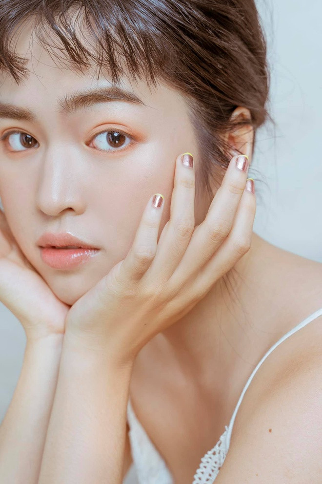 "Tôi thấy bình thường vì ngoài đời cha mẹ tôi cũng hơn nhau 12 tuổi, miễn sao không quá già về ngoại hình là được. Tôi thấy hiện giờ nhiều người 30-35 tuổi vẫn rất phong độ. Khoảng cách tuổi tác không nói lên điều gì, miễn sao mình an toàn bên cạnh người ta là được", nữ diễn viên tâm sự.