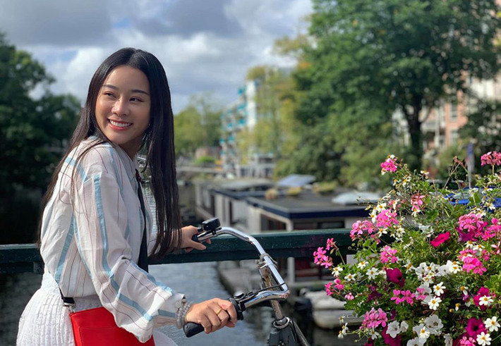 Ngoài sự nghiệp ca hát thành công rực rỡ, NSƯT Việt Hoàn còn có cuộc sống khá êm đềm, hạnh phúc bên 3 cô con gái bé bỏng và người vợ xinh đẹp kém anh 18 tuổi. Hoa Trần - vợ Việt Hoàn cũng theo đuổi con đường âm nhạc được gần 4 năm.