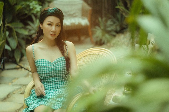 Vợ ca sĩ Đăng Dương được biết tới là người đảm đang trong việc chăm sóc tổ ấm của mình. Chị lặng lẽ đứng sau lưng chồng và vun vén cho thành công của chồng.