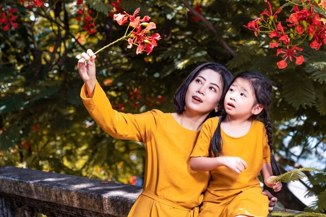Nữ diễn viên tâm sự: “Phương muốn dắt con đi mọi nơi khi có thời gian để bé Lavie có thể trải nghiệm và khám phá nhiều điều mới lạ. Với Phương điều này sẽ ý nghĩa hơn rất nhiều so với món quà quần áo hoặc đồ chơi”.