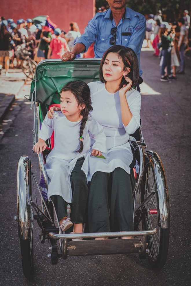 Cũng trong dịp đi du lịch, Mai Phương đã thực hiện một bộ ảnh hai mẹ con cực đáng yêu. Đây lại là bộ ảnh đẹp ghi lại khoảnh khắc cuối cùng của Mai Phương bên con gái.