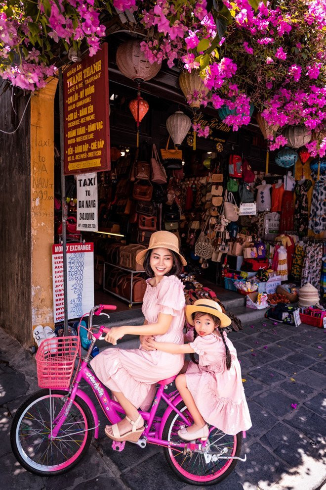 Trong lần thực hiện bộ ảnh, nữ diễn viên vẫn đang uống thuốc điều trị và sức khỏe chưa hồi phục hoàn toàn nên cả ê-kíp vừa chụp vừa nghỉ ngơi. Mọi người đều muốn hai mẹ con có tinh thần vui vẻ nhất và tránh ảnh hưởng đến bệnh tình của Mai Phương.