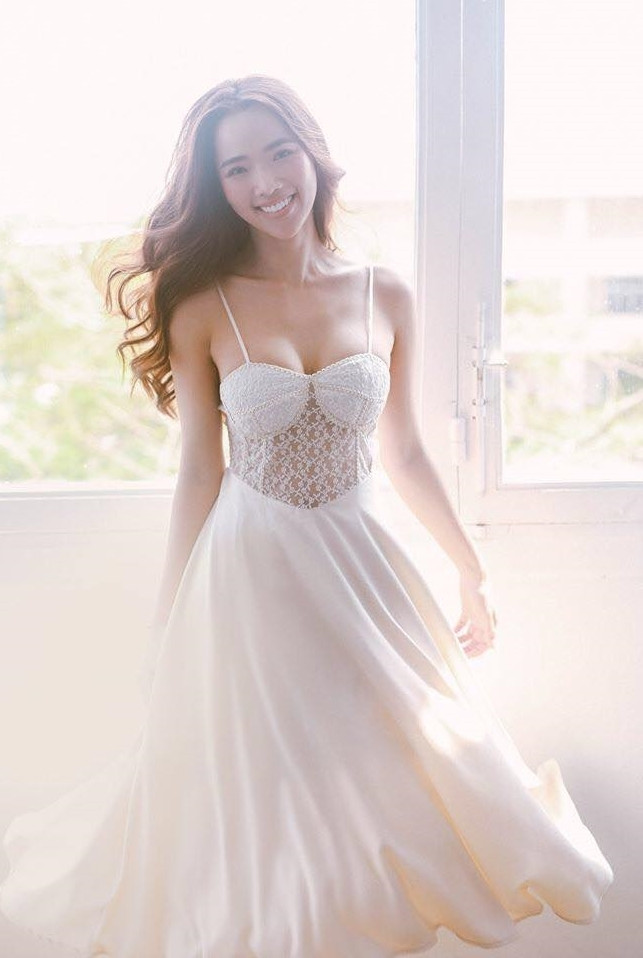Không chỉ sở hữu đôi chân dài và đường cong nóng bỏng, gương mặt Kim Cương cũng rất ưa nhìn với làn da trắng mịn màng và nụ cười rạng rỡ.