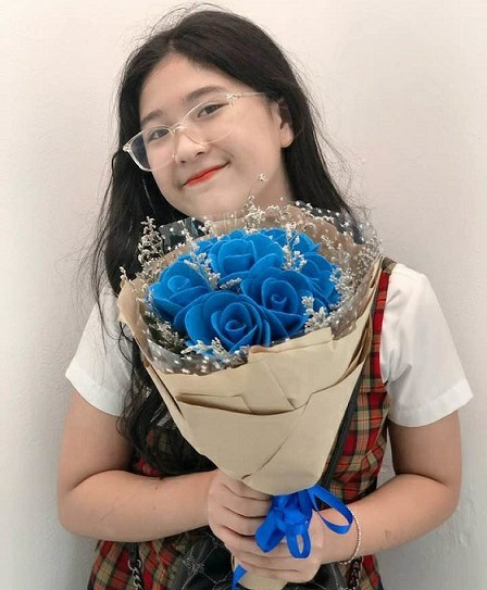 Đặc biệt, bé dù lớn nhưng vẫn thường xuyên bày tỏ tình cảm với các thành viên trong gia đình không chút ngại ngùng.