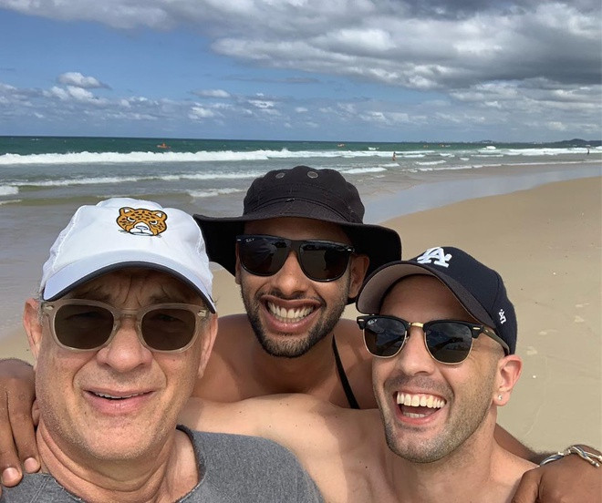 Ngày 29/2: Ngôi sao Hollywood được người hâm mộ phát hiện và xin chụp ảnh khi vui chơi ở bãi biển Gold Coast, bang Queensland.