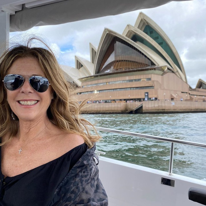 Ngày 9/3: Rita Wilson và chồng check-in ở cảng Sydney, Australia. "Không bao giờ là đủ khi tới Sydney", bà chú thích. Lúc này, cặp nghệ sĩ gạo cội chia sẻ nhiều khoảnh khắc vui vẻ, chưa cảm nhận rõ những triệu chứng mà virus corona gây ra.