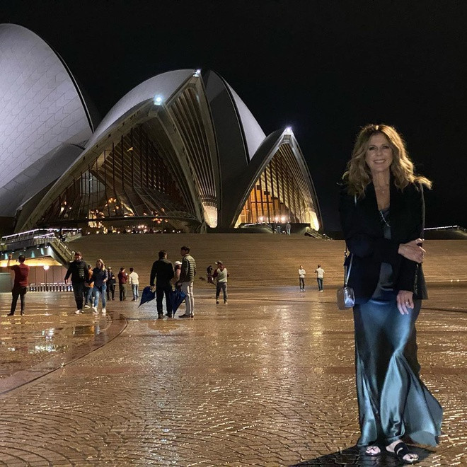 Ngày 7/3: Wilson đến nhà hát Opera Sydney để biểu diễn. Đại diện nhà hát xác nhận ca sĩ 64 tuổi có mặt trong phòng Utzon với sự tham gia của khoảng 207 người khác, trong đó có cả Hanks. Hiện, nhà hát đã làm việc với bộ y tế và cơ quan chức năng để tiến hành cách ly những người đã tiếp xúc với cặp sao.