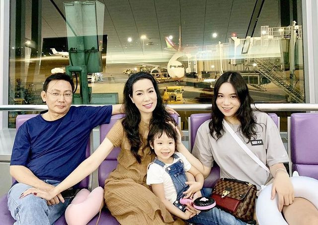 Khánh Ngân hiện hiện đang tập trung hoàn thành kỳ thi tốt nghiệp THPT sắp tới và dự định sẽ đi du học ngành quản trị kinh doanh để nối nghiệp cha.