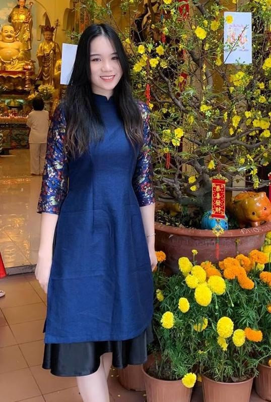Có người mẹ nổi tiếng, gia đình giàu có, song Khánh Ngân lại sống khép kín.