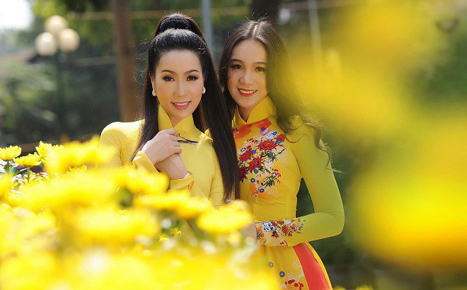 “Nói thật từ trước đến giờ, cả tôi và ông xã đều không muốn con gái làm nghệ thuật. Vì công việc quá cực, quá vất vả đi. Tôi đã hoạt động nghệ thuật gần 30 năm và tôi biết là nghề diễn viên đào thải rất lớn, tuổi nghề cũng không cao”, Á hậu chia sẻ.