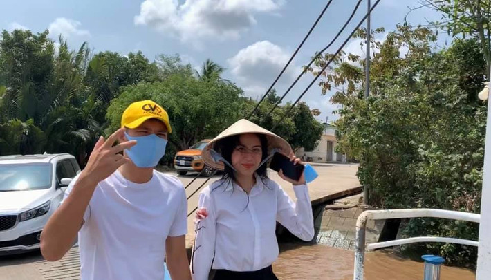 Ca sĩ Thủy Tiên vừa chia sẻ thông tin mới nhất việc kêu gọi quyên góp giúp đỡ người dân miền Tây bị hạn mặn. Theo đó, tình đến thời điểm hiện tại, Thủy Tiên quyên góp được 12 tỷ đồng.