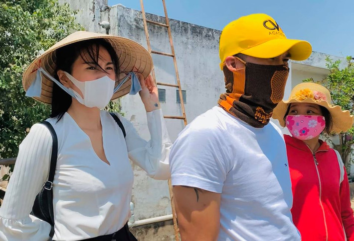 Thủy Tiên chia sẻ: "Tổng cộng hai ngày đi hơn nghìn cây số mình khảo sát lắp được 9 máy lọc nước biển công suất lớn như 1 nhà máy nước thu nhỏ cho hàng nghìn dân có nước ăn uống sinh hoạt".