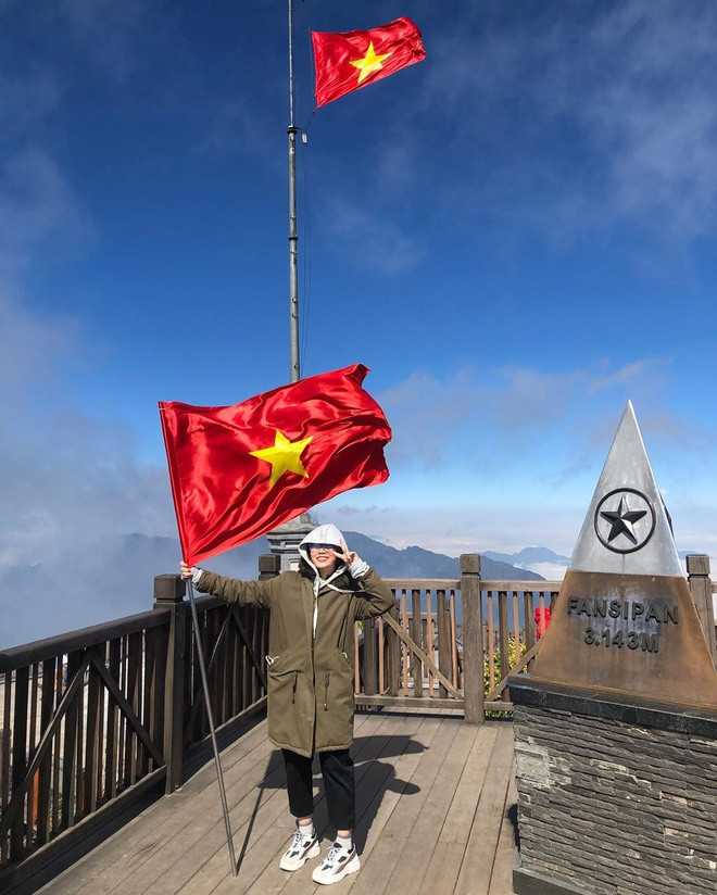 Đỉnh Fansipan cao 3.143 m, thuộc dãy Hoàng Liên Sơn, cách trung tâm thị xã Sa Pa khoảng 9 km về phía tây nam, giáp hai tỉnh Lào Cai và Lai Châu. Được mệnh danh là "nóc nhà Đông Dương", điểm đến này thu hút nhiều du khách yêu thích chinh phục, khám phá.