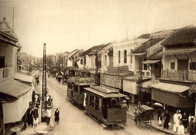 Đường cái quan phố Hàng Đào thuộc Hà Nội, nơi có đường xe điện chạy từ Bờ Hồ đến Hàng Đậu và lên Bưởi. Xe điện leng keng là thanh âm quen thuộc ở Hà Nội đầu thế kỷ 20.