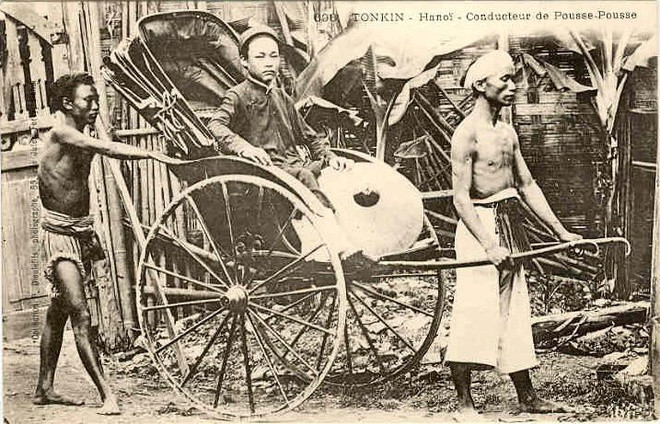 Người kéo xe tay ở Hà Nội. Đây là phương tiện giao thông chủ yếu ở Bắc Kỳ đầu thế kỷ 20. Trong hình là xe kéo với hai phu thay nhau chạy và đẩy trên đường, thuộc loại phu đường dài.