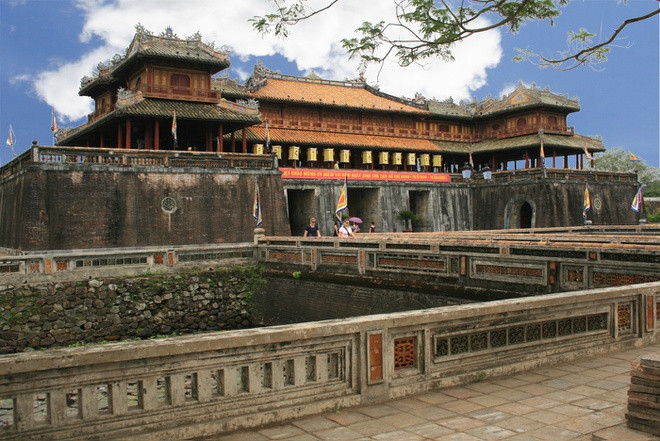 Theo "Quốc sử quán triều Nguyễn", trong giai đoạn đầu, các chúa Nguyễn chọn vùng đất Ái Tử (Quảng Trị) để làm nơi đóng Dinh, về sau mới chuyển dần về Kim Long, rồi Phú Xuân (Huế ngày nay).
