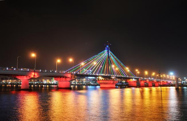 Cầu sông Hàn chính là một trong những cây cầu nổi tiếng nhất ở thành phố Đà Nẵng. Được khánh thành vào tháng 3/2000. Đây là cây cầu quay đầu tiên do kỹ sư, công nhân Việt Nam tự thiết kế và thi công, cây cầu quay duy nhất ở Việt Nam hiện nay.