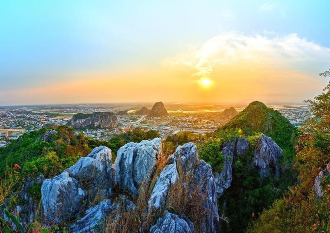 Theo "Địa chí Đà Nẵng", núi Non Nước là địa danh nổi tiếng bậc nhất của thành phố Đà Nẵng. Nơi đây là tập hợp của 5 ngọn núi với tên gọi ngũ hành gồm: Kim, Mộc, Thủy, Hỏa, Thổ. Núi Non Nước đã được công nhận là Di tích Lịch sử Văn hóa cấp Quốc gia năm 1990.