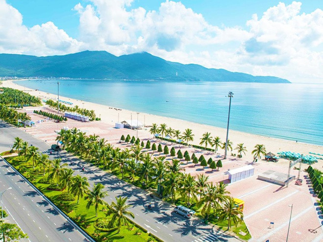 Vào năm 2014, tạp chí Forbes (Mỹ) đã bình chọn bãi biển Mỹ Khê là một trong sáu bãi biển quyến rũ nhất hành tinh bởi cát trắng mịn, sóng biển ôn hòa, nước ấm quanh năm cùng hàng dừa thơ mộng, đẹp tuyệt vời bao quanh.