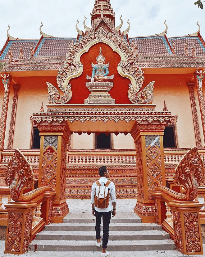 Xiêm Cán là công trình kiến trúc nghệ thuật đặc sắc của người Khmer tại TP Bạc Liêu. Tên khác của chùa là Komphir Sakor Prêchru. Đây không chỉ là nơi thờ phụng tu hành của tín đồ Phật giáo Nam tông, mà còn là trung tâm sinh hoạt văn hóa cộng đồng, nơi diễn ra các lễ hội truyền thống của người Khmer.