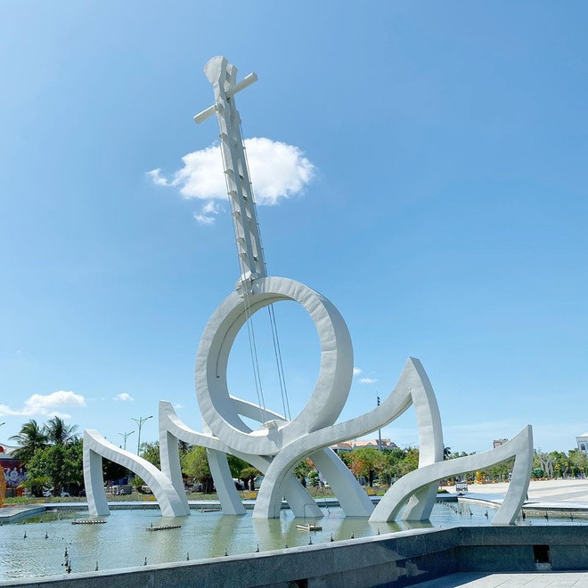 Theo Cổng TTĐT Bạc Liêu, danh xưng Bạc Liêu đọc theo tiếng Trung, giọng Triều Châu là Pô Léo, nghĩa là xóm nghèo, làm nghề hạ bạc, tức nghề chài lưới, đánh cá, đi biển. Pô phát âm theo tiếng Hán Việt là "Bạc", Léo phát âm là "Liêu". Hiện có nhiều giả thuyết khác nhau về nguồn gốc tên gọi Bạc Liêu, trong đó cách giải thích trên là phổ biến hơn cả.