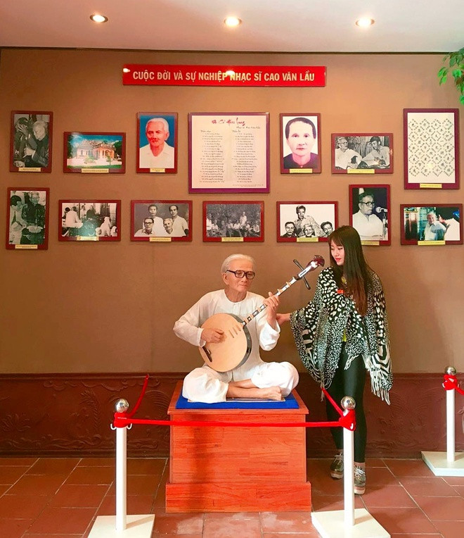 Khu lưu niệm Nghệ thuật đờn ca tài tử Nam Bộ và nhạc sĩ Cao Văn Lầu là một điểm đến thú vị ở TP Bạc Liêu. Tại đây, du khách có thể tìm hiểu một di sản văn hóa phi vật thể đặc sắc của đất phương Nam, tìm hiểu cuộc đời, sự nghiệp của nhạc sĩ Cao Văn Lầu cùng bản "Dạ cổ hoài lang" nổi tiếng.