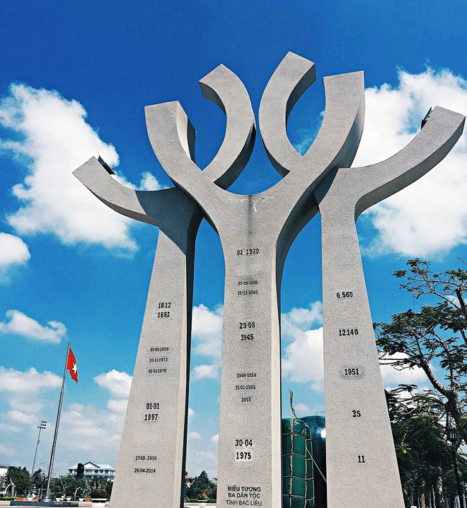 Đặt tại quảng trường Hùng Vương, công trình biểu tượng 3 dân tộc tỉnh Bạc Liêu muốn nhắc đến 3 dân tộc cùng sinh sống trên mảnh đất này, là Kinh, Khmer, Hoa. Với thiết kế gồm 3 khối tượng cách điệu, gắn kết, vươn cao 9 m, trên biểu tượng có khắc những số liệu, mốc thời gian liên quan đến lịch sử hình thành, phát triển Bạc Liêu.