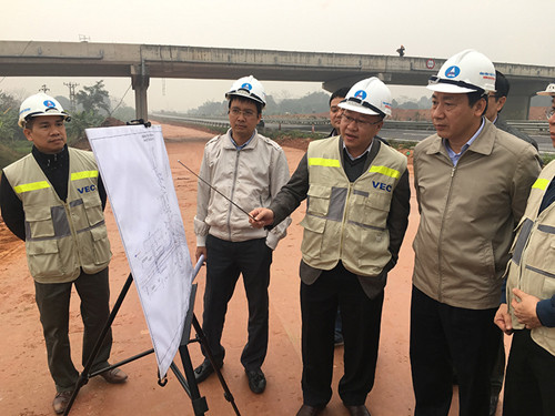 Tháng 2/2016, căn cứ ý kiến của Thủ tướng Chính phủ về việc điều chỉnh phân công công tác của thành viên Chính phủ (Thông báo số 33/TB-VPCP ngày 05/02/2016 của Văn phòng Chính phủ), ngày 5/2/2016, Bộ trưởng Bộ GTVT có Quyết định số 447/QĐ-GTVT giao ông Nguyễn Hồng Trường, Thứ trưởng Bộ Giao thông vận tải phụ trách điều hành công tác của Bộ Giao thông vận tải (từ tháng 02/2016 - 04/2016).