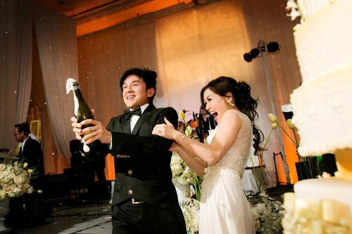 Vì sao vợ chồng ca sĩ Đan Trường ly hôn sau 8 năm gắn bó: Thủy Tiên - bà xã Đan Trường xác nhận cả hai đã chia tay do không có được tiếng nói chung, không thể lấp đầy những khác biệt trong suy nghĩ và cuộc sống... Sự xa cách từ địa lý cho đến suy nghĩ đã khiến trái tim của Đan Trường- Thủy Tiên cũng xa cách nhau và không thể hàn gắn lại được. Khi sự cảm thông và chia sẻ không còn nữa thì giải thoát cho nhau là cách tốt nhất.