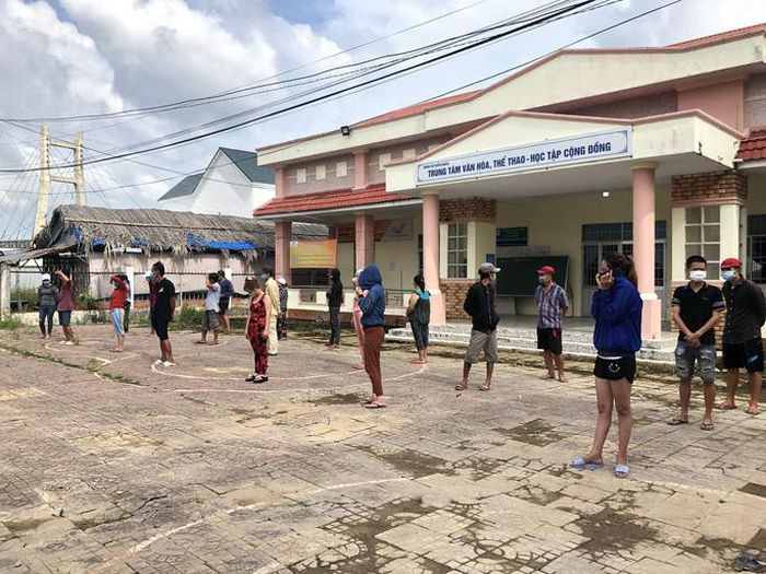 Bắt quả tang 9 bà cùng 11 ông đánh bạc: Khoảng 0h ngày 18/7, Công an xã Biển Bạch, huyện Thới Bình (Cà Mau) đã phát hiện nhiều đối tượng bất chấp quy định về phòng chống dịch COVID-19 tụ tập sát phạt nhau bằng hình thức đánh bài ăn tiền. Tại hiện trường, lực lượng làm nhiệm vụ tạm giữ 25 bộ bài, hơn 25 triệu đồng cùng một số tang vật khác có liên quan.