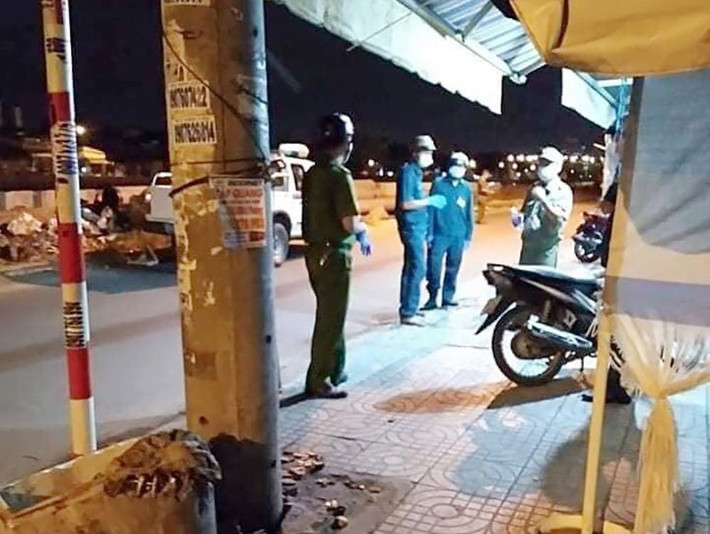 Nghi vợ cặp bồ khi giãn cách xã hội, chồng đâm chết cả 2 người: Tối 17/7, Nguyễn Văn Dũng (47 tuổi, ngụ Mễ Cốc, Phường 15, Quận 8, TP HCM) sau khi nói chuyện điện thoại với vợ là Đỗ Thị Hoàng Diễm (46 tuổi) đã nảy sinh ghen tuông. Nghi ngờ vợ có quan hệ bất chính với anh Nguyễn Thanh Kiến (31 tuổi) nên cầm cây kéo đi tìm rồi đâm anh Kiến tử vong. Sau khi đâm anh Kiến, Dũng về nhà tiếp tục đâm chị Diễm nhiều nhát khiến chị gục tại chỗ. Chị Diễm được đưa đi cấp cứu nhưng chị đã tử vong trên đường đến bệnh viện.