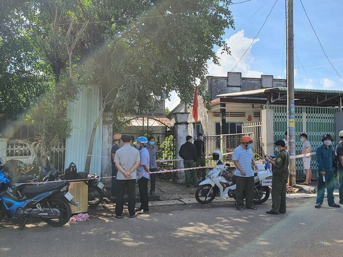 Hai mẹ con giáo viên tử vong bất thường trong nhà, nghi bị cắt cổ: Ngày 10/7, Công an tỉnh Bà Rịa - Vũng Tàu cùng với Công an huyện Châu Đức đang điều tra làm rõ nguyên nhân tử vong của 2 mẹ con tử vong trong căn nhà tại đường số 6, thôn Quảng Thành 1, xã Nghĩa Thành, huyện Châu Đức. Danh tính nạn nhân được xác định là chị L.T.T. (giáo viên một trường tiểu học trên địa bàn) và con trai tên H.V.H. (SN 2003) mới thi tốt nghiệp THPT.