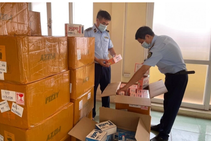 Bắt hàng vạn sản phẩm thuốc lá điện tử nhập lậu: Đội QLTT số 14 - Cục QLTT Hà Nội đã phối hợp Công an thành phố Hà Nội đột kích, kiểm tra cơ sở kinh doanh thuốc lá điện tử tại đại chỉ số 33 ngõ 12 Thạch Cầu, Long Biên, Hà Nội. Tại hiện trường, lực lượng chức năng thu giữ 15.000 sản phẩm thuốc lá điện tử các loại, đang được trưng bày, bày bán tại cửa hàng.