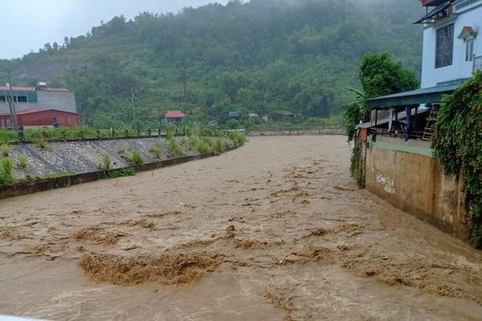 Mưa lớn cũng khiến mực nước tại nhiều con sông, suối lên cao, nước chảy siết cực kỳ nguy hiểm.