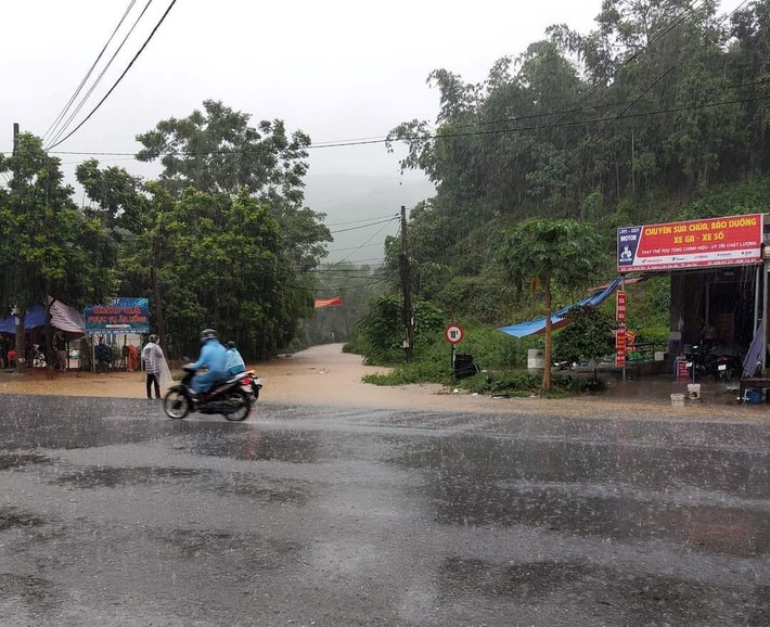 Đêm 14 rạng sáng 15/7, vùng núi phía Bắc xuất hiện mưa dông cục bộ, có nơi mưa vừa, mưa to với lượng mưa 30-60mm/24 giờ, có nơi hơn 80mm/24 giờ (thời gian mưa tập trung vào đêm).