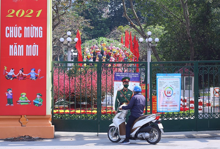 Năm nay, Thành phố Hà Nội tổ chức một điểm bắn pháo hoa thích hợp với yêu cầu nghiêm ngặt phòng chống dịch COVID-19 vào đêm giao thừa, đồng thời tường thuật trực tiếp phục vụ nhân dân đón Tết.