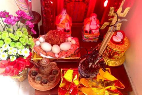 Gia chủ nên đặt hũ gạo, hũ muối, hũ nước đầy ở giữa hai tượng Thần Tài - Thổ Địa. Đây là những vật tượng trưng cho cuộc sống no đủ, êm ấm. Những thứ này được đặt từ đầu năm cho tới cuối năm mới được đem thay.