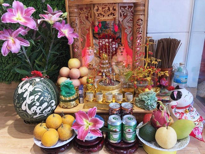 Bài cúng Thần Tài năm Tân Sửu 2021: Con lạy chín phương Trời, mười phương Chư Phật, Chư phật mười phương. Kính lạy Ngài Hoàng Thiên, Hậu Thổ, chư vị Tôn thần. Con kính lạy Ngài Đông Trù Tư mệnh, Táo phủ, Thần quân. Con kính lạy Thần Tài vị tiền. Con kính lạy các ngài Thần linh, Thổ địa cai quản trong xứ này.