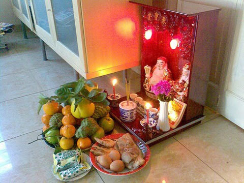 Trên bàn thờ Thần Tài, tượng Thần Tài - Thổ Địa thường được làm bằng sứ và đặt hai bên. Vị trí đặt tượng nhìn từ ngoài vào: tượng Thần Tài bên trái, tượng Thổ Địa bên phải. Tượng Phật Di Lặc thường được đặt bên trên ban thờ Thần Tài.