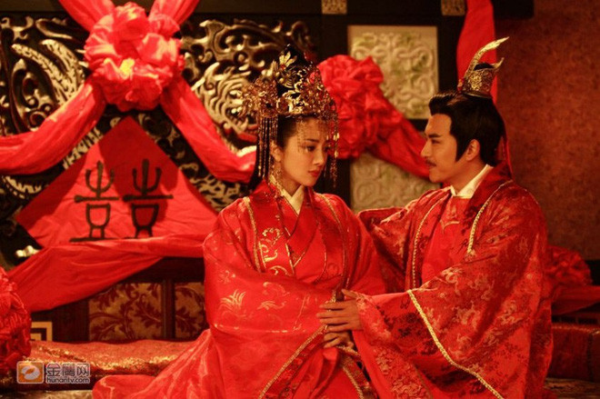 Tuy nhiên, khác với con cái của những gia đình bình thường, hoàng tử, công chúa lớn lên trong hoàng cung không được mẹ ruột đích thân nuôi dưỡng, chăm sóc sớm tối. Thay vào đó, hoàng đế chọn lựa nhũ mẫu hay còn gọi nhũ nương để chăm sóc, nuôi nấng các con.