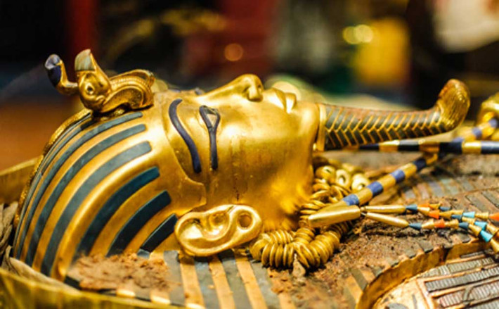 Vào năm 1922, nhà khảo cổ Howard Carter cùng các đồng nghiệp tìm thấy lăng mộ pharaoh Ai Cập nổi tiếng nhất lịch sử. Đó là nơi yên nghỉ ngàn thu của Vua Tutankhamun tại thung lũng các vị vua.