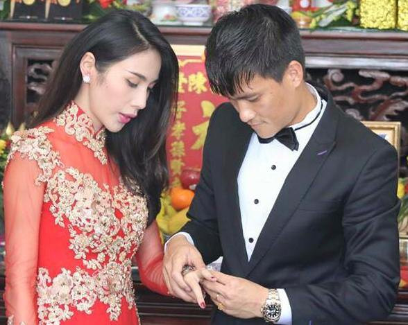 Tháng 11/2011, Công Vinh và Thủy Tiên bí mật làm đám hỏi ở quê nhà Rạch Giá, Kiên Giang.