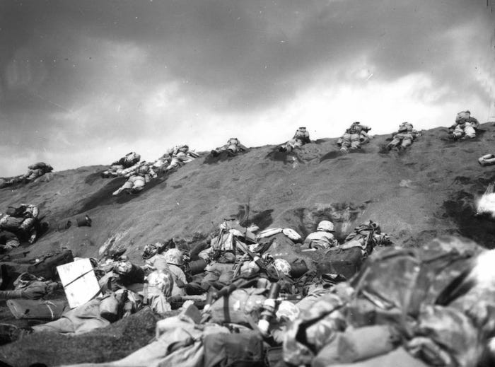 Thêm nữa, Nhật Bản có nhiều boongke, đường hầm, chiến hào... tại Iwo Jima. Với hệ thống phòng thủ này, giới chức Nhật Bản tin rằng quân đội Mỹ sẽ khó có thể chiếm được hòn đảo mà họ đang kiểm soát.