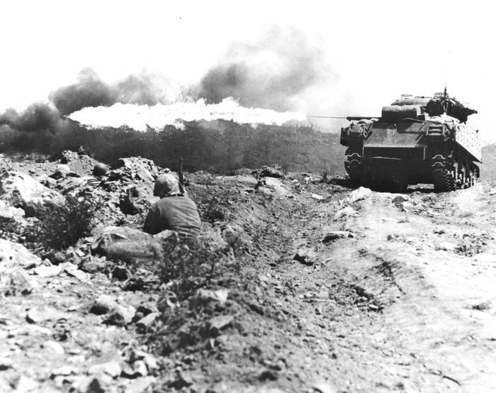 Sau 5 tuần chiến đấu, Mỹ đánh bại Nhật Bản trong trận Iwo Jima. Cuộc chiến kết thúc vào ngày 26/3/1945. Để giành được thắng lợi này, Mỹ có gần 7.000 binh sĩ tử trận và khoảng 20.000 người bị thương.