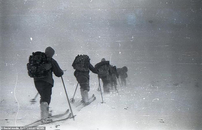 Thảm kịch đèo Dyatlov bắt đầu vào ngày 27/1959. Khi ấy, 10 sinh viên Học viện Bách khoa Ural do Igor Dyatlov, 23 tuổi, dẫn đầu thực hiện chuyến leo núi 14 ngày đến núi Otorten ở tỉnh Sverdlovsk (Liên Xô cũ).
