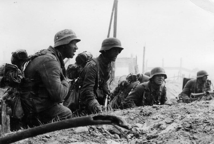 Trận Stalingrad xảy ra sau khi quân đội Đức quốc xã bất ngờ tấn công Liên Xô vào tháng 6/1941. Giới chức Đức gọi cuộc xâm lược Liên Xô là Chiến dịch Barbarossa.
