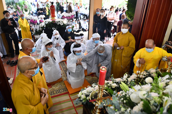 Ngày 19/2, tang lễ nguyên Phó thủ tướng Trương Vĩnh Trọng được tổ chức tại gia đình. Từ sáng sớm, hàng trăm lượt người đến chia buồn, tiễn đưa ông.