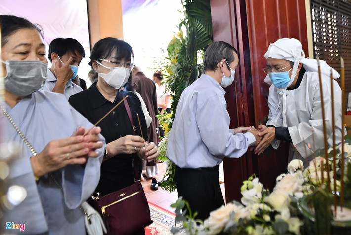 Người dân đến viếng nguyên Phó thủ tướng Trương Vĩnh Trọng và chia buồn cùng gia đình. Sinh thời, nguyên Phó thủ tướng Trương Vĩnh Trọng được tặng thưởng Huân chương Hồ Chí Minh, Huân chương Độc lập hạng Ba, Huân chương Kháng chiến hạng Nhất, Huân chương Quyết thắng hạng Nhất.